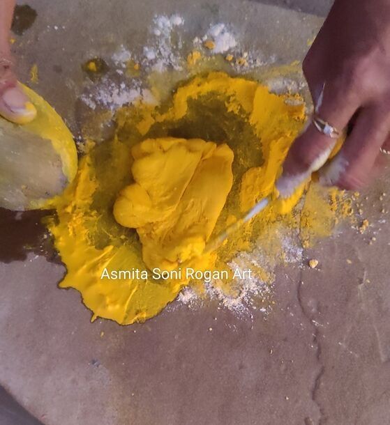 Making coloured Rogan paste