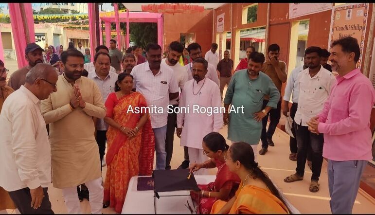 કોમલ કંસારા અને અસ્મિતા સોની દ્વારા રોગાન કલા લાઈવ ડેમો