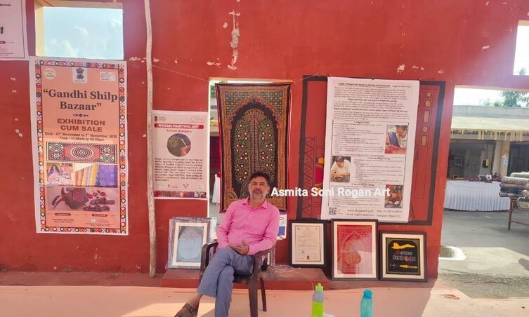 ભુજ હાટમાં રોગાન કલાનાં કારીગર આશિષ શાંતિલાલ કંસારા