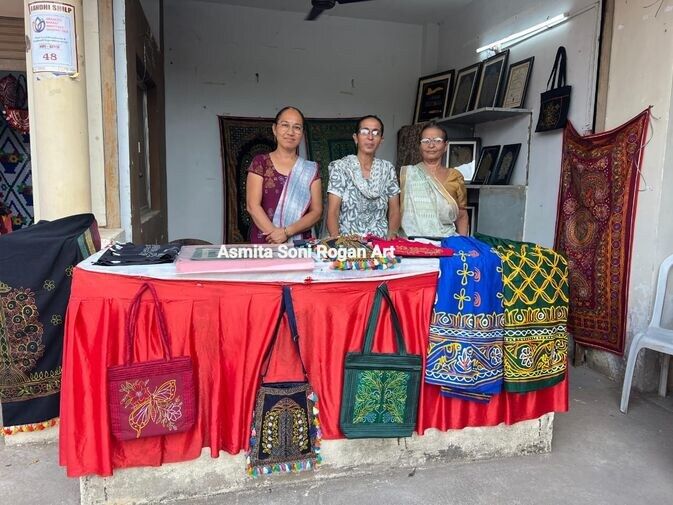 રોગાન કલાનાં મહિલા કારીગરો દ્વારા રોગાન કલા પ્રદર્શન