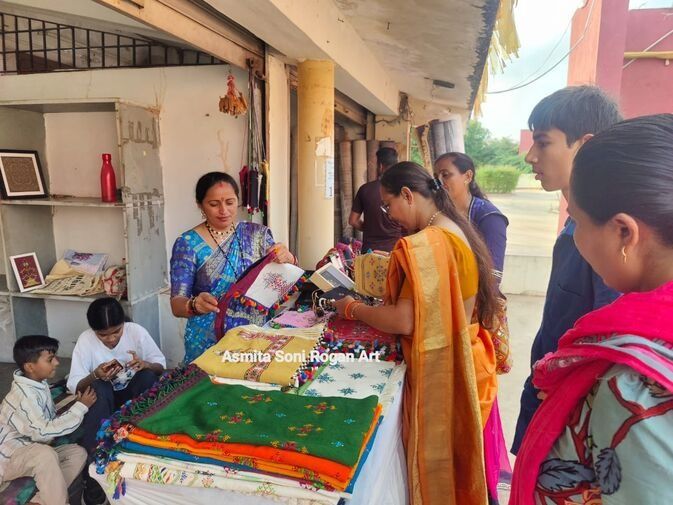 ક્રાફ્ટ બજારમાં મહિલાઓ દ્વારા હસ્તકલા વસ્તુઓનું વેચાણ