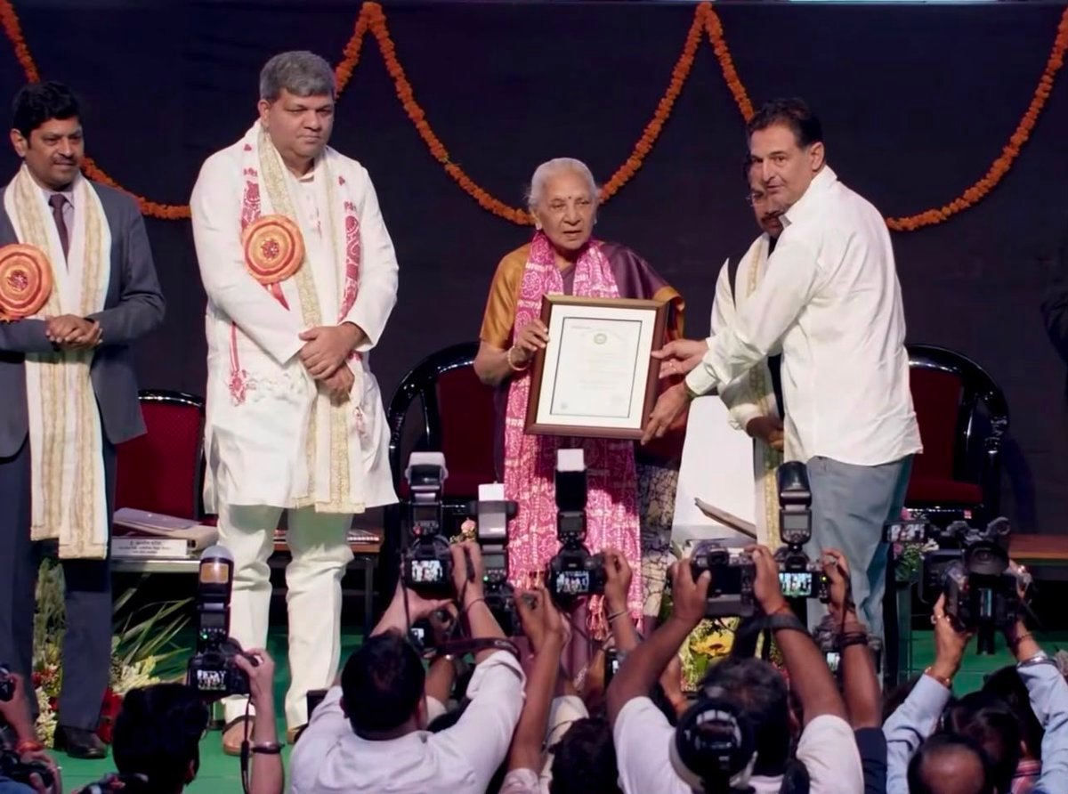 Governor Anandiben Patel presenting the honorary D.Litt degree to GI-authorized master artist Dr. Ashish Kansara