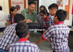 Ashish Kansara teaching Rogan art painting in Rogan art workshop 2024