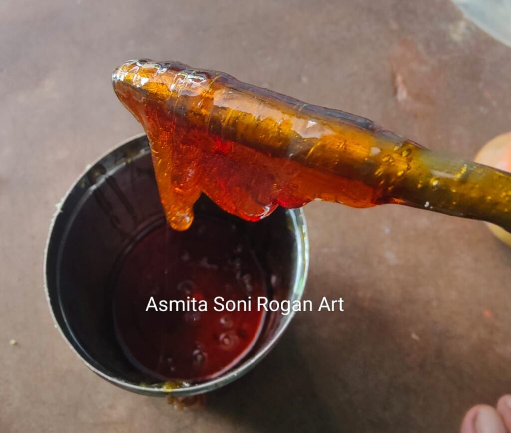 રોગાન  ચિત્રકળા : કળા એક ખૂબીઓ અનેક. boiled oil for Rogan paste